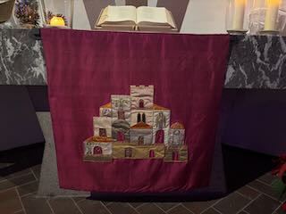 Altartuch der Erlöserkirche in Breitbrunn Das Altartuch der Erlöserkirche in Breitbrunn (Kirchengemeinde Prien) zeigt das ‚neue Jerusalem‘ - ich finde es auch ein schönes Symbol für die christliche Meditation mit ihren vielen Formen, Entdeckungen und Erfahrungen.